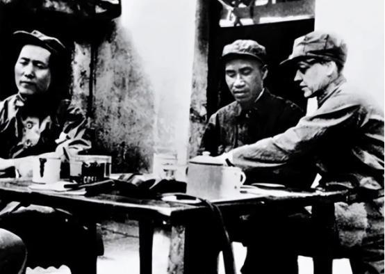 1937 年，李德以不适应延安生活为由欲返苏联，毛主席劝他：“苏联正搞大清洗，此