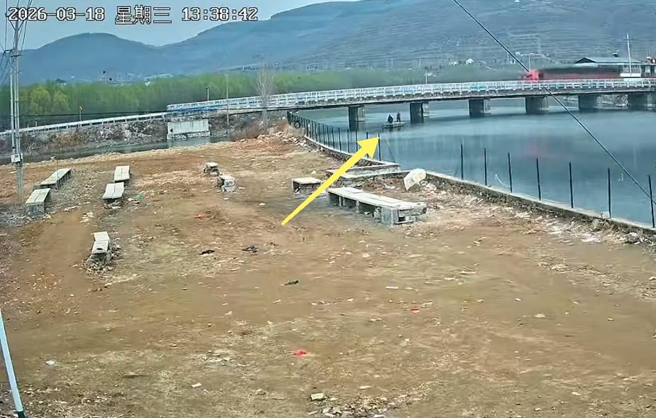 费县大王庄桥被一辆大货车压断了一节，令人唏嘘的是，当时桥下还有两个捞鱼的人，真命