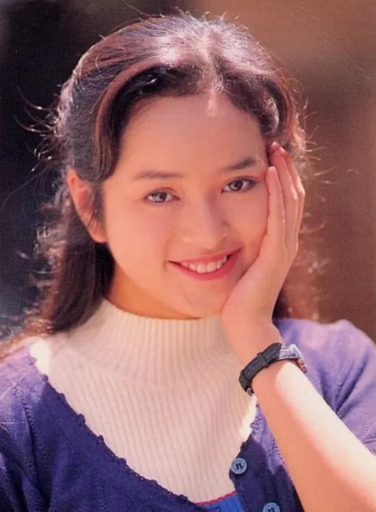 被前夫污蔑“心宇太强”的香港歌手演员叶蕴仪，离婚后过了几年艰辛日子。带着一对儿女