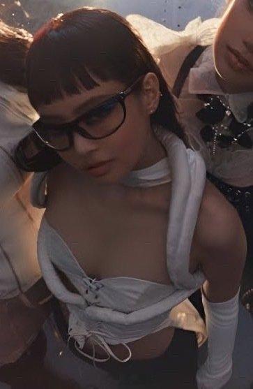 Jennie 齐刘海造型自带猫咪属性！眼神灵动似小猫，软萌中带点小拽，猫塑感直接