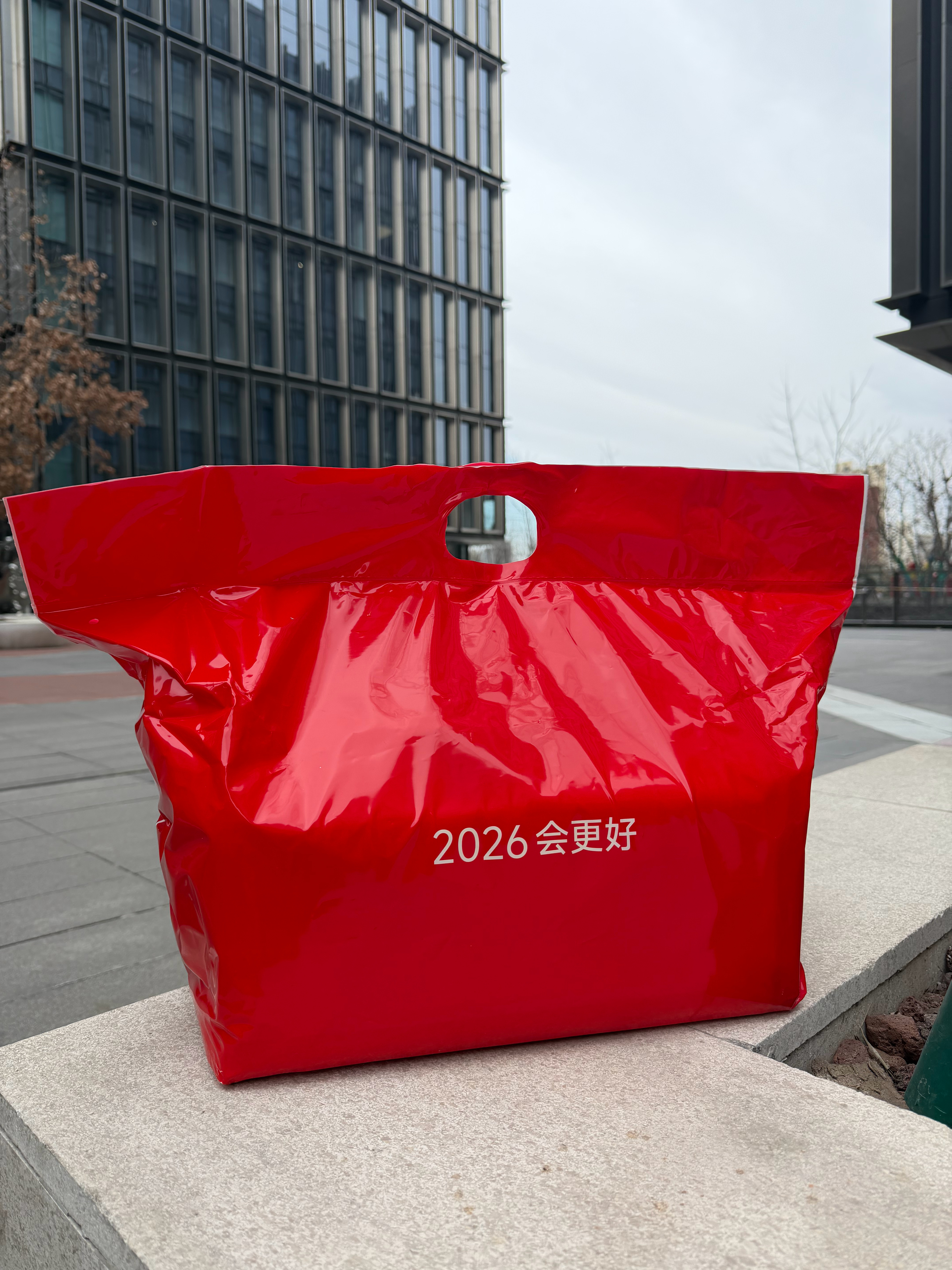 俺领到嘞，他们说黄色包包里面是SU7 Ultra的车模，真的假的，真有的话咱们就