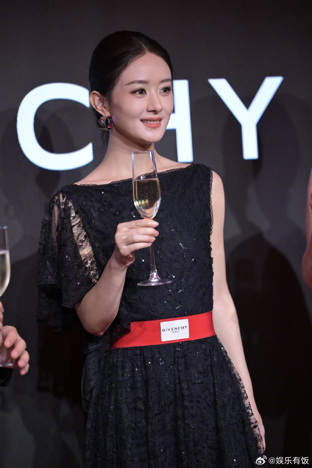 赵丽颖纪梵希线下活动 赵丽颖线下活动美出新高度！裸色系妆容将高级感拉满，温柔知性