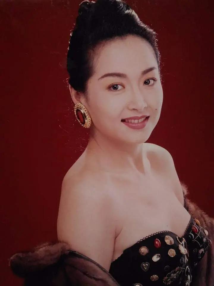 女星恬妞最痛的骗局，26岁新婚夜，才知自己竟是第三房。

年少成名、斩获金马奖的