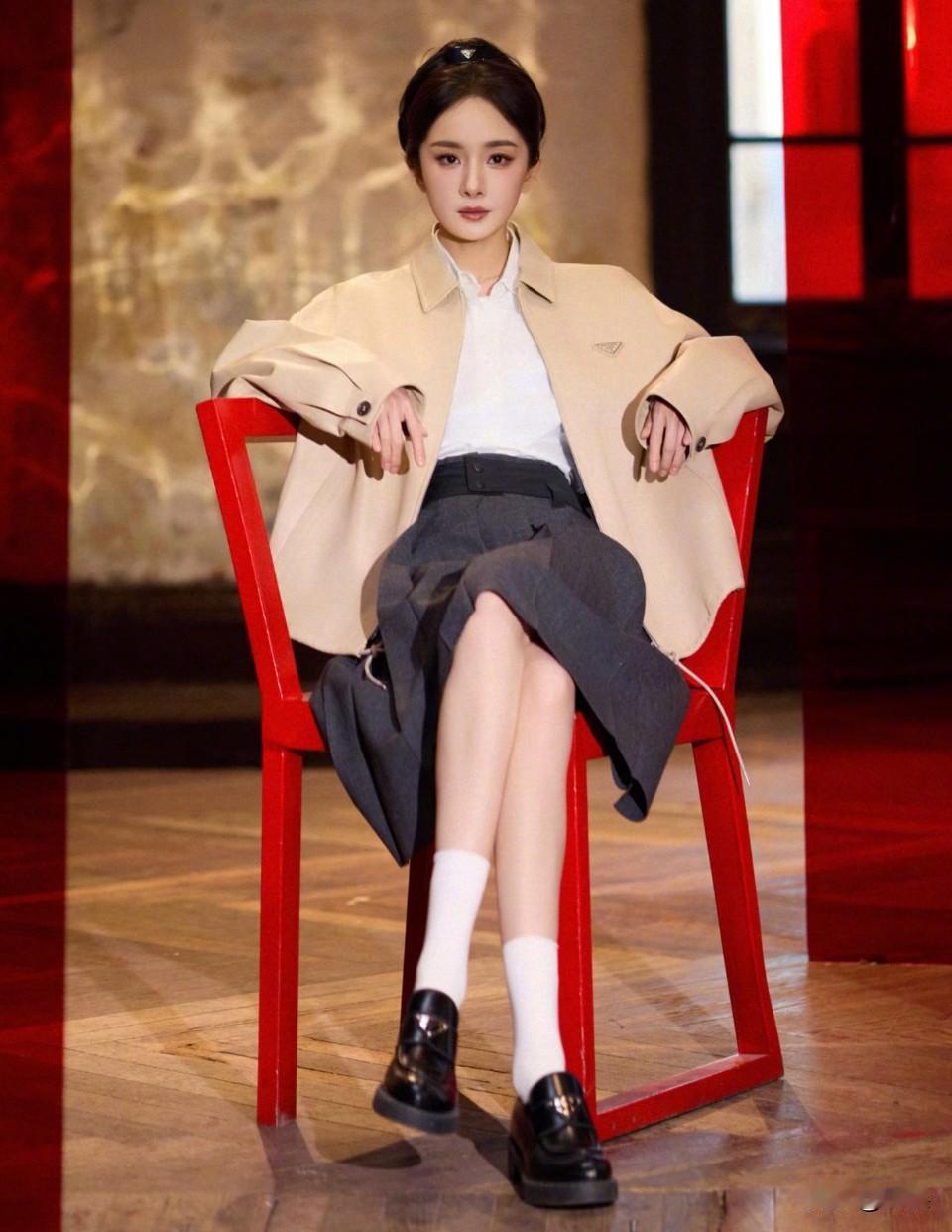 个人感觉…发型衣服不是很搭唉🤣幂姐是美的，发型和衣服也是美的，就是各美其美。发