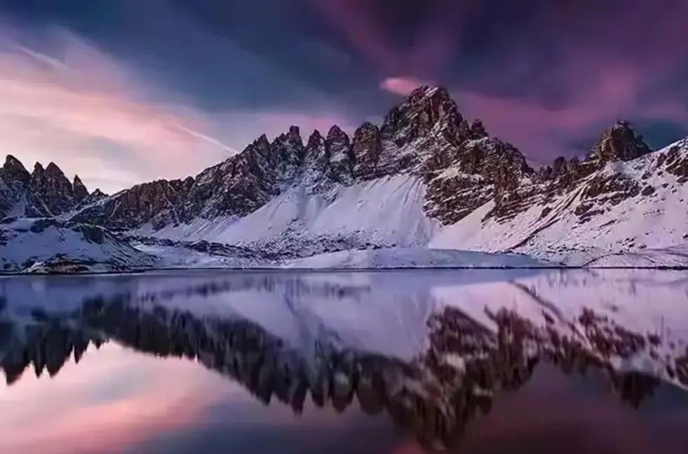 2025年冬天，北京街头一位奔波半辈子的中年大叔突然停下脚步，对着路边镜子里的自