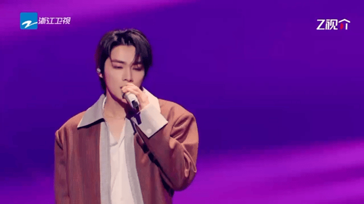 肖俊扬扬TINY7一开口真爱降临了舞台上的默契是肉眼可见的，每个和声都那么和谐。