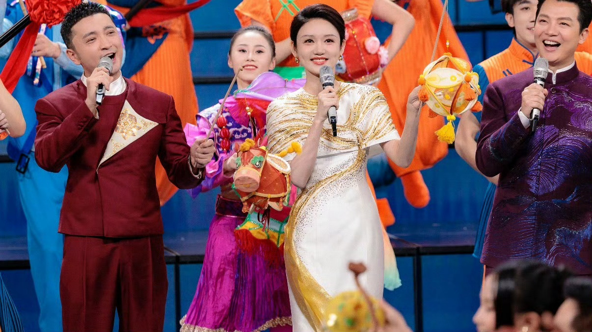 龙洋元宵晚会眼妆好多了我天！该说不说龙洋元宵晚会的眼妆真好看多了！调整过后的眼睛