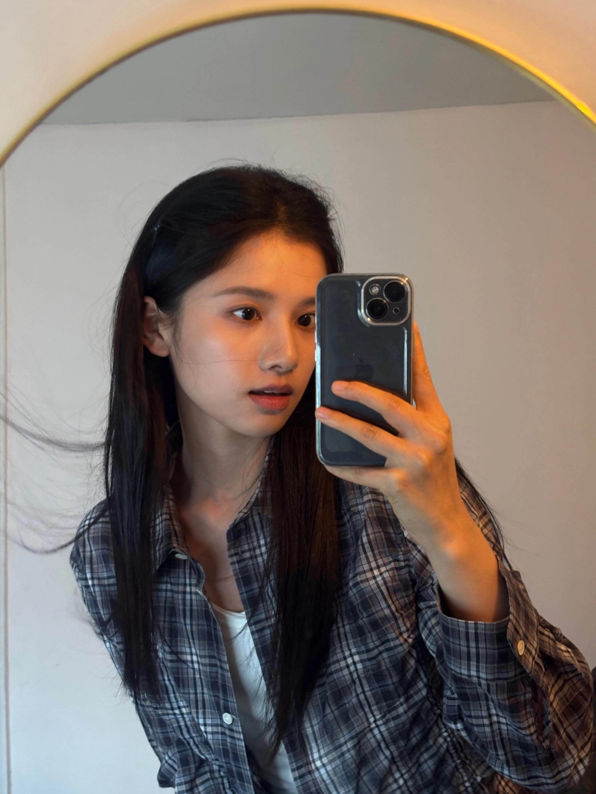 张婧仪今日更新多角度🤳🏻公主的自拍看不腻 