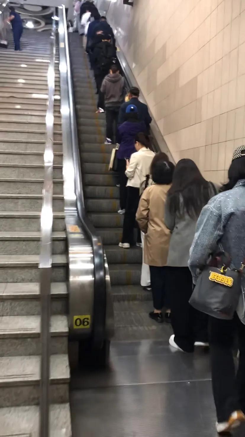 上海地铁，电梯大PK[马思纯的微笑]
 城市观察员