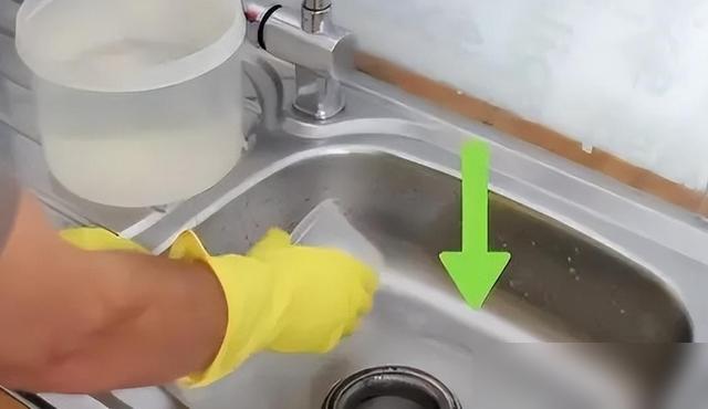 天呐！原来我家一直干超危险的事！

好多人做饭焯完菜，直接把滚水倒下水道，我妈之