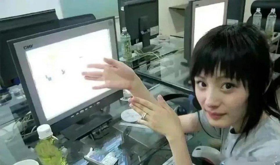 网吧上网的杨幂是不是不会想到有今天的成绩 ​​​