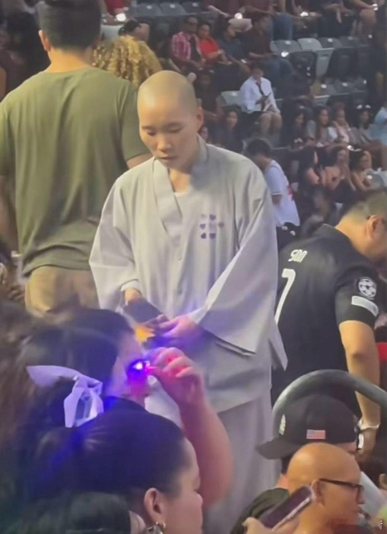 尼姑也看BTS 修行是安顿内心，追星是珍藏欢喜。出家人奔赴演唱会不是矛盾，只是普