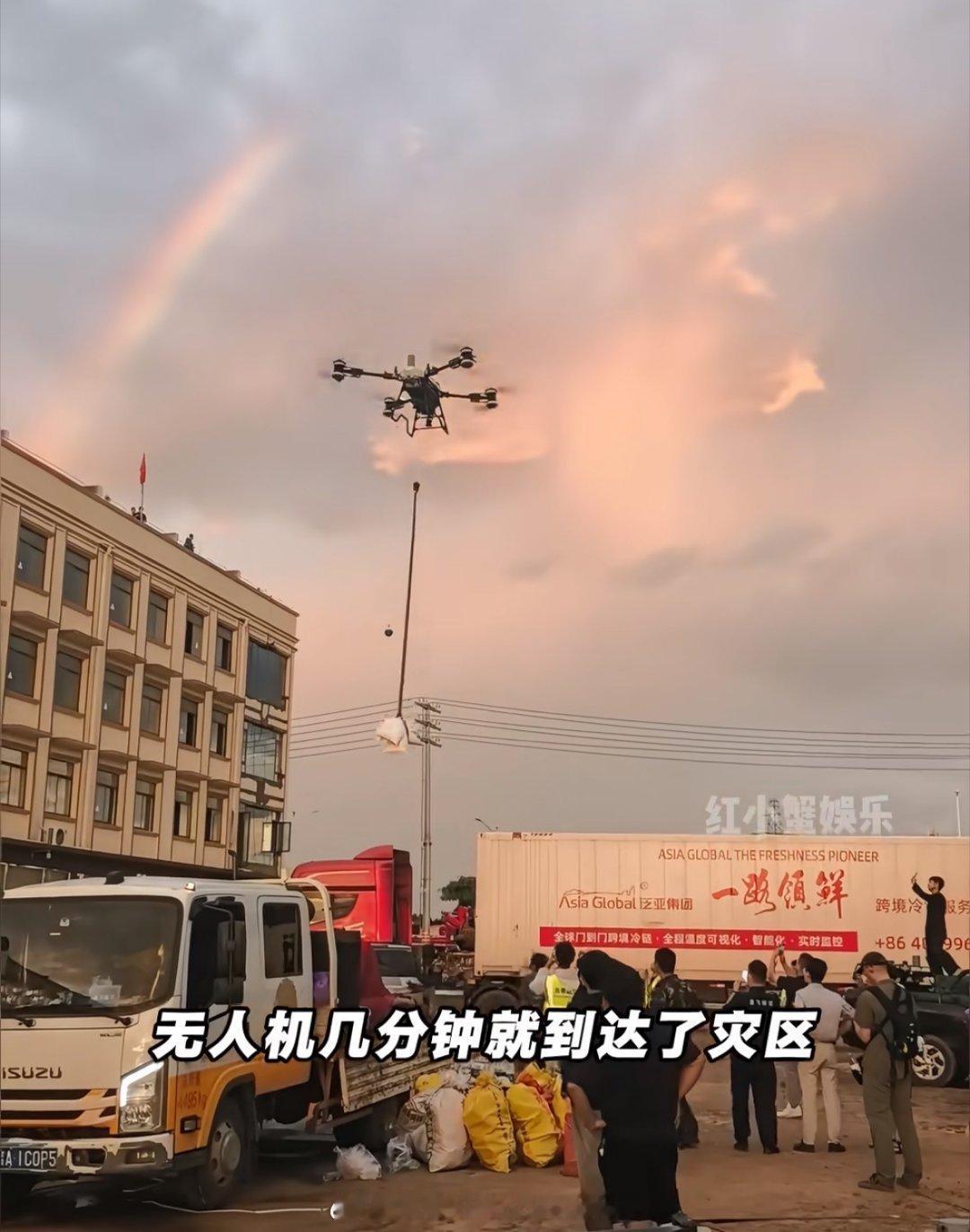 200多民间飞手自发驰援广西广西洪灾的当下，无人机手们用无人机往灾区运送物资原则