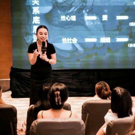 年入2400万？性商培训擦边还私密？律师：周媛这事或已构成犯罪
 
靠“眼神拉丝