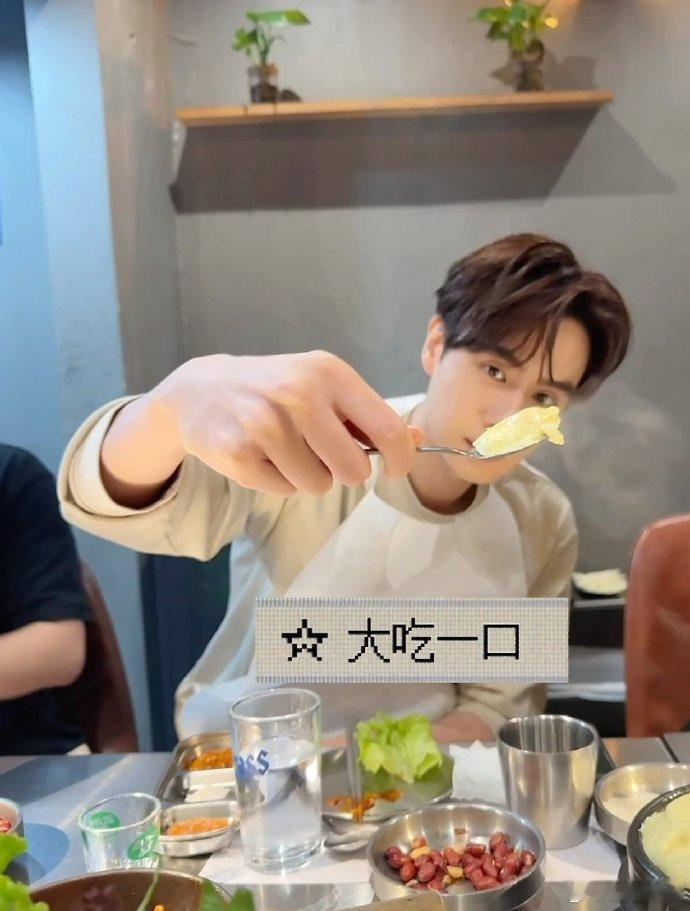 胡一天吃饭时不需要表情管理 胡一天太没包袱了，认真干饭失去表情管理~胡一天吃饭失