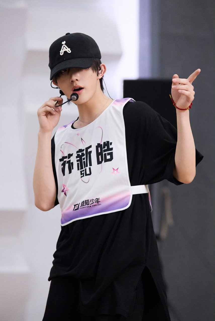 TOP登陆少年组合登陆少年演唱会彩排花絮图登陆少年紫色名牌名牌也换成紫色的嘞 