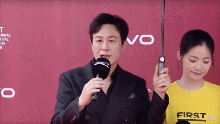 张颂文给女主持撑伞 今天FIRST青年电影盛典红毯飘雨，张颂文贴心让女主持人也走