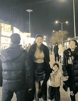 真是不自量力！大冷天的人行道上，俩姑娘领着娃逛街，其中一个高挑美女穿皮裙配黑大衣