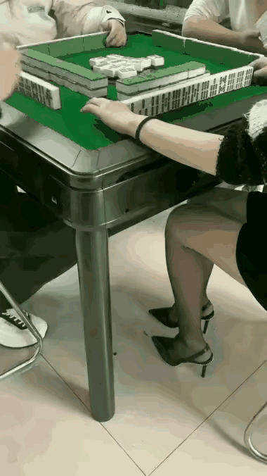 打麻将高手天天赢钱，你也许不信，看完这个我信了，他们配合的天衣无缝，你不输钱，谁