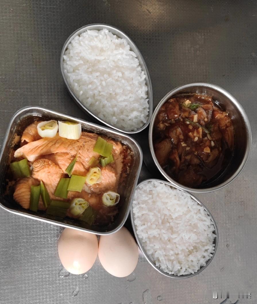 总是瞎凑合，糊弄自个儿。看看我老两口的今天中午的简餐吧，清蒸三文鱼，昨天剩的酱茄