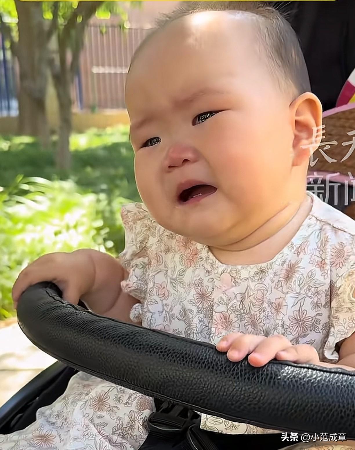 近日，北京一位9个月大的宝宝，跟妈妈去公园散步，刚好听到有个大爷在拉曲子，这曲子