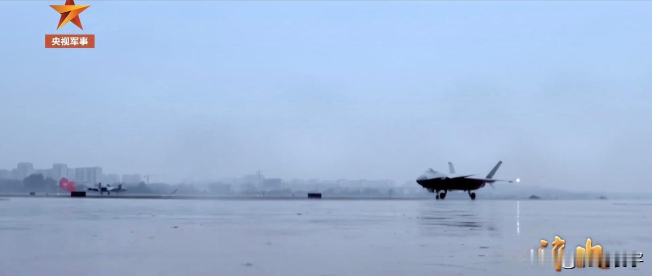 中国空军歼-20隐身战斗机在雨中起降首次公开。战争不分白天与黑夜，是否阴晴月缺，