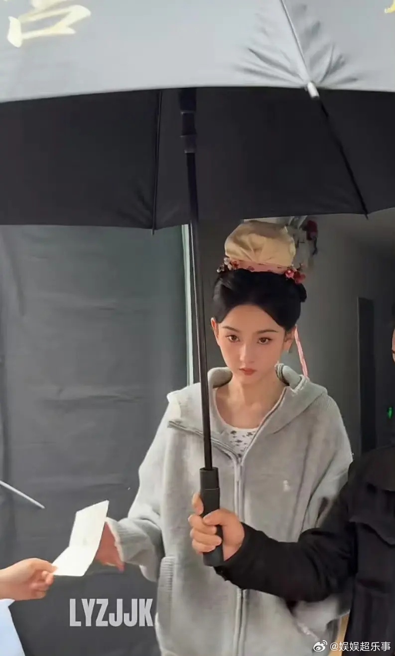 哎 宋祖儿也是普普通通古偶妆造 内娱真没法期待了 