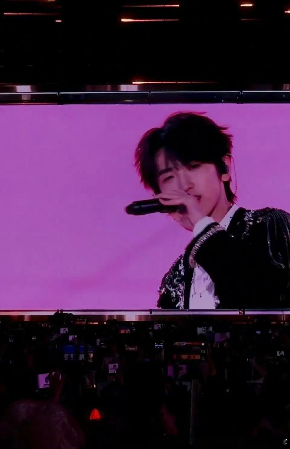 左奇函这张有马嘉祺师兄那种老公味了太飒了好爱啊 