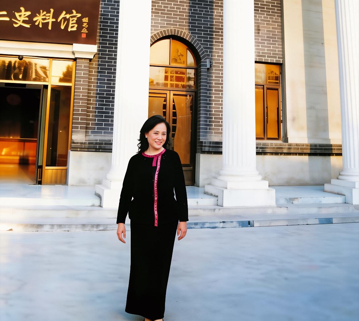 2004年，李宗仁妻子胡友松在台儿庄留影，端庄出众，4年后去世！