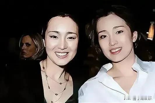 巩俐和替身的合影，真假难辨，都美的不像话。同样的脸不是同样的命。你们猜猜哪个是巩