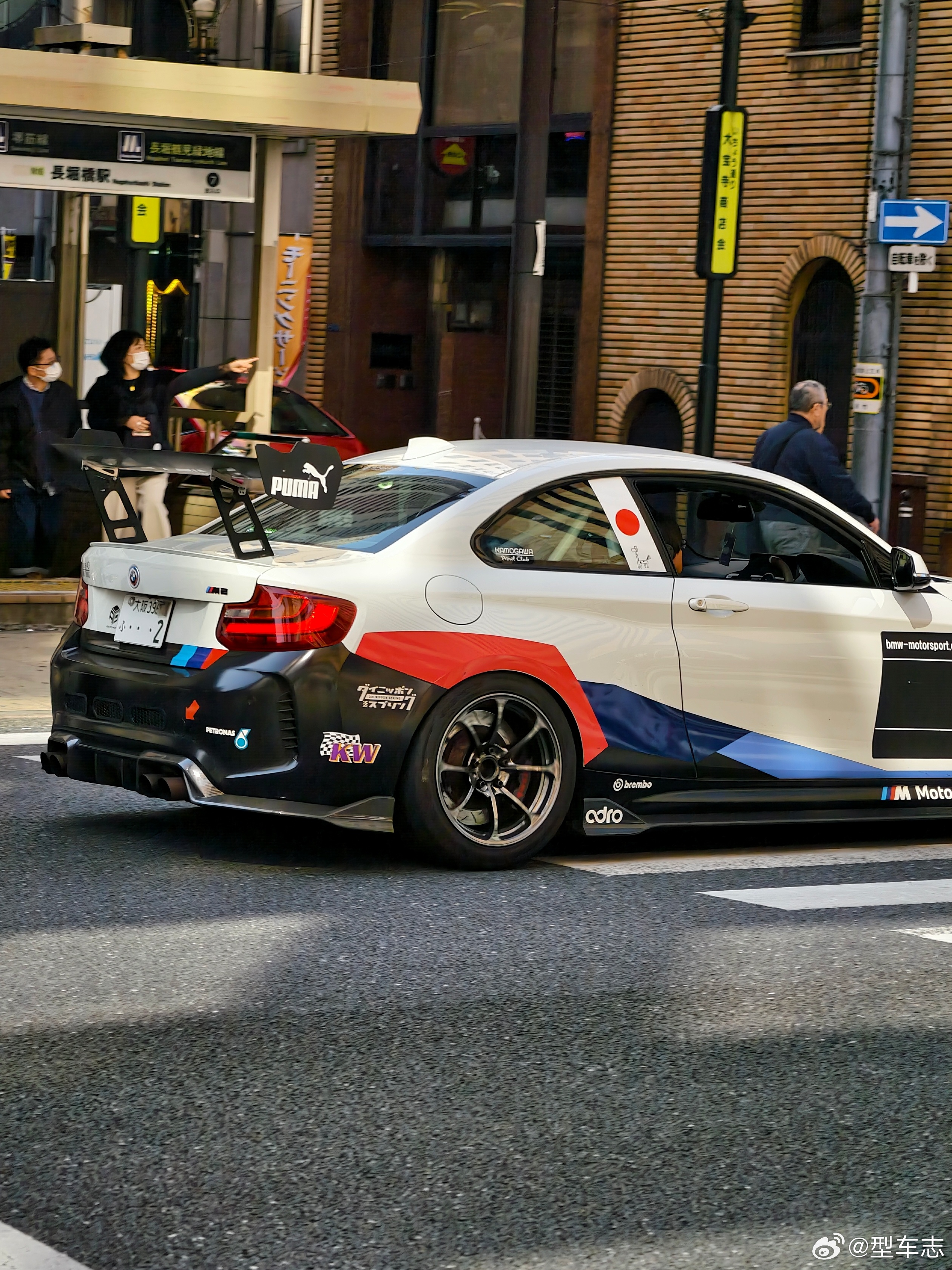 型车街拍猛一看还以为M2 Racing上路，仔细一研究才发现是普通F87 M2爆