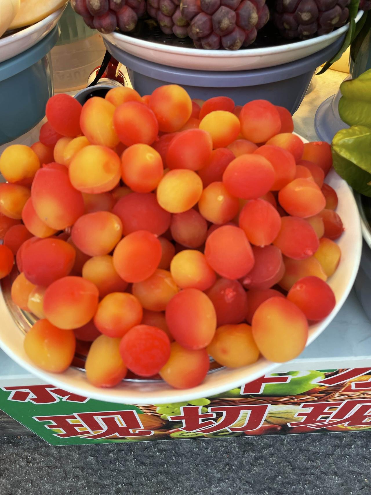 冬日生活打卡季现在大理洱海边的游商都在买所谓的美人果。外观特别可爱，都以为是新开