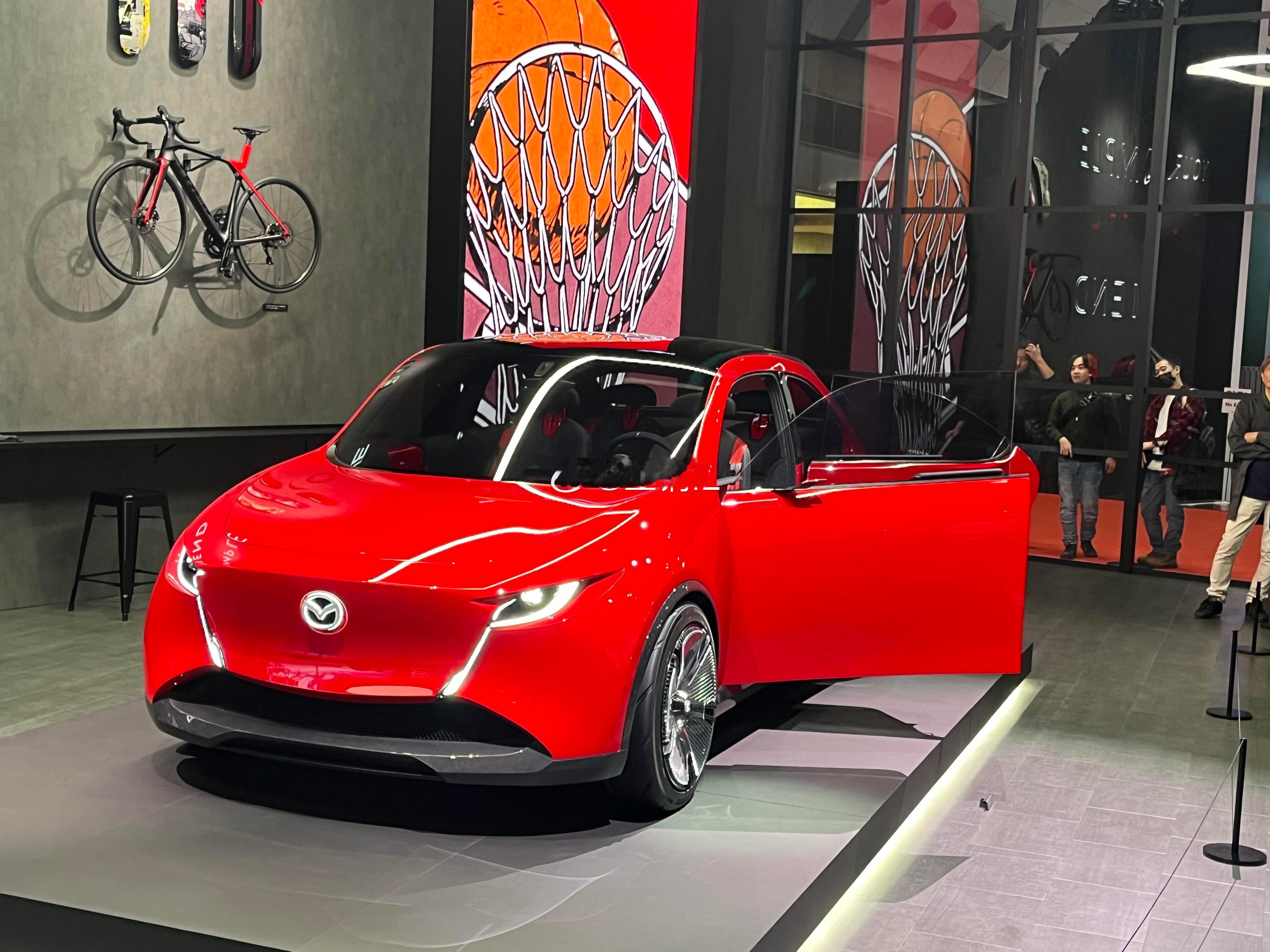 马自达新马2概念车，后排头部空间做了重点处理，外形相当可以，我感觉有点像mini