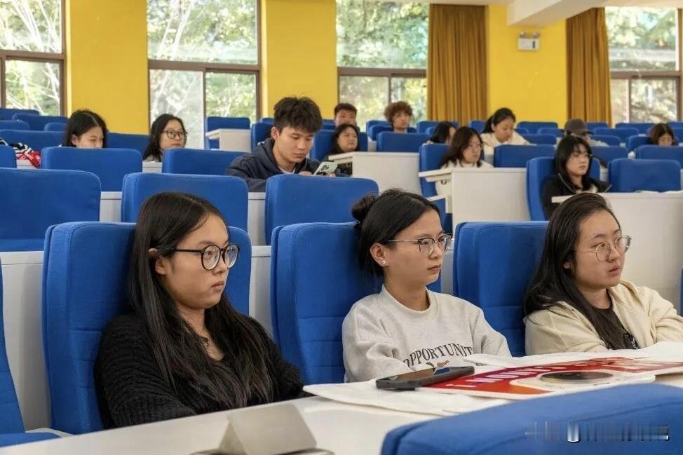 今年高考侄儿成绩估分不理想，应该上不了公办，堂哥想在陕西民办大学找一所，征求我意