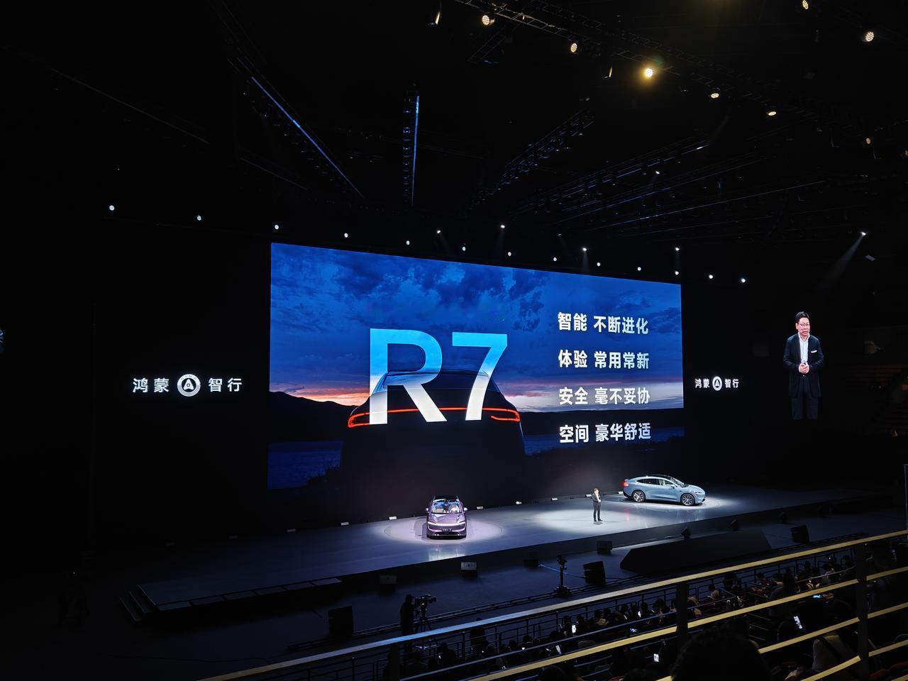 不止有问界M9五座版！智界R7也在发布会登场了，并且开启小订，预定价26.8万元