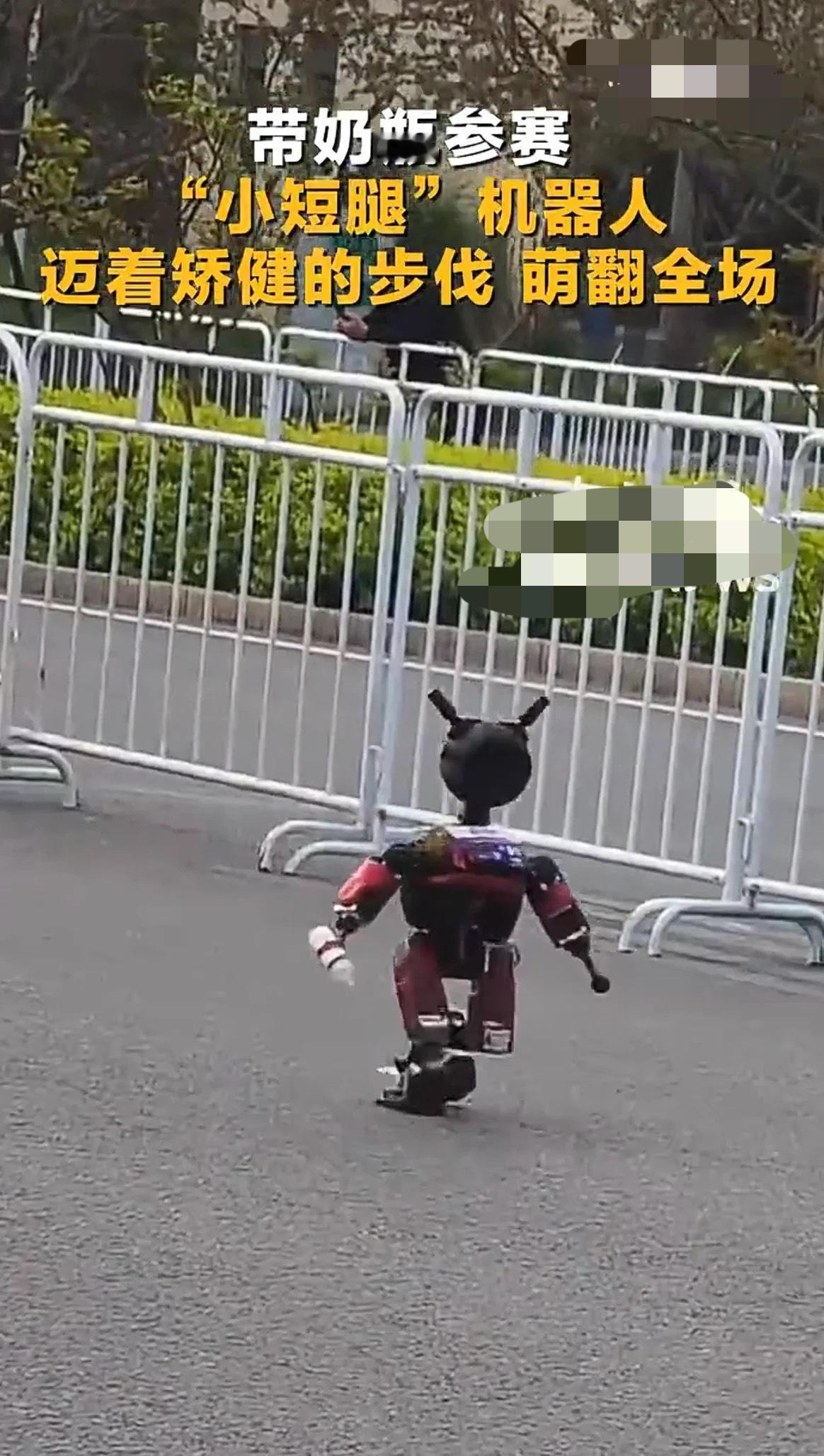 马拉松上小鼻嘎，
后面还跟着奶妈。
拿着奶瓶来比赛，
惹得大家笑哈哈。
憨态可掬