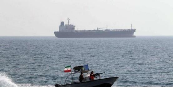 4月9号那天，也就是停火刚开始的第二天，总算有一艘不是伊朗的油轮，敢从霍尔木兹海