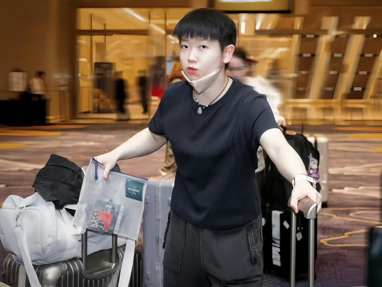 出发即是奔赴战场！
愿国乒双子星一路顺遂，赛场上尽情发光，旗开得胜！