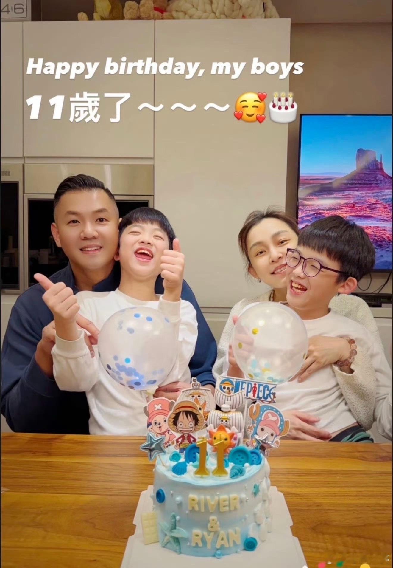 范玮琪双胞胎儿子正脸照飞飞翔翔长这么大了？！记得他们还是抱在手里的小不点，现在都