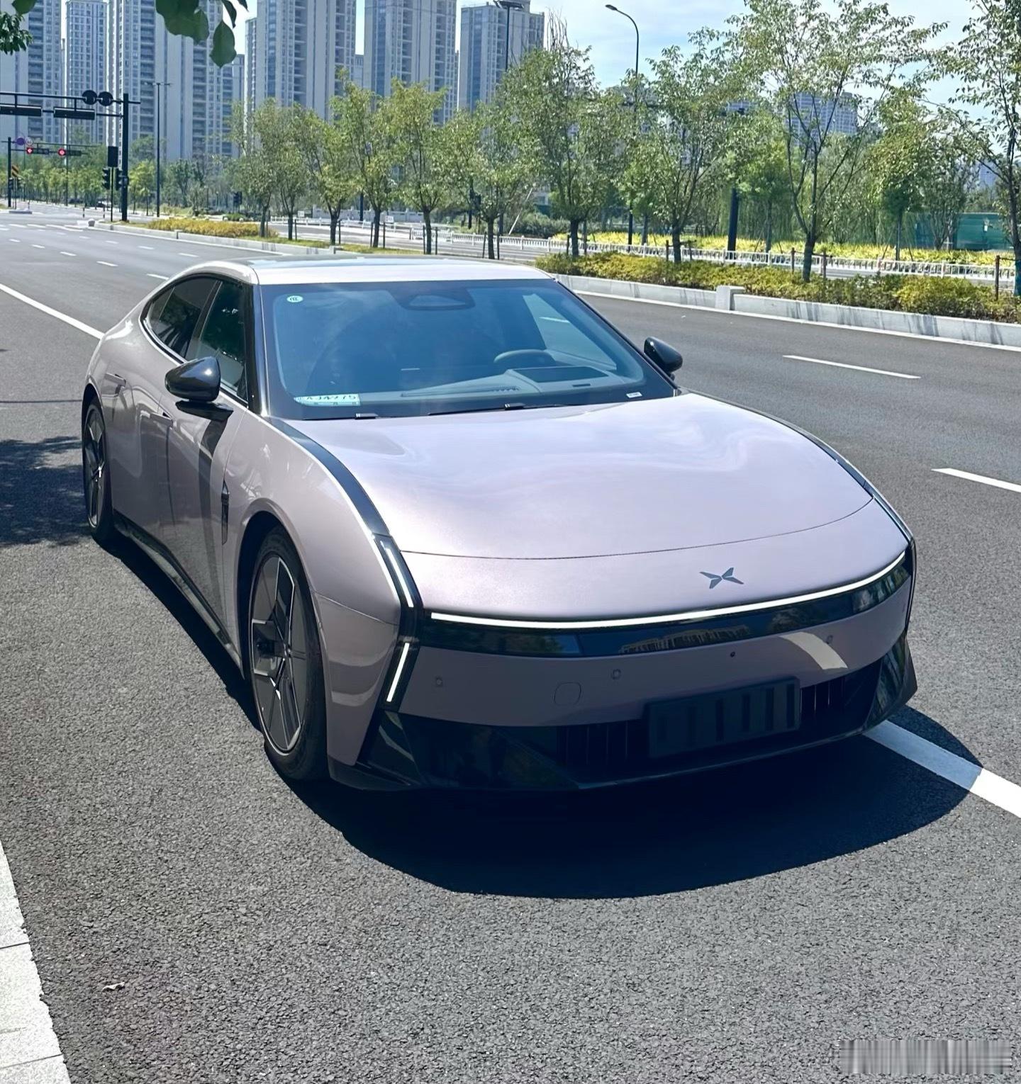 全新小鹏P7上市价正式公布21.98万，小鹏P7这定价，真的是把“诚意”两个字玩