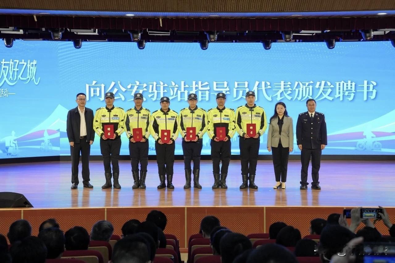 上海交警“公安驻站指导员”机制首次亮相
快递、外卖从业人员电动自行车交通安全提升