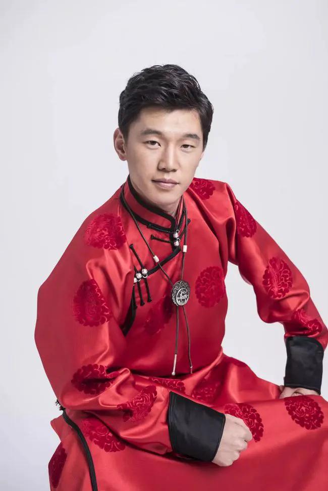 歌手，傲尔其楞说，阎维文老师在国家大剧院演出，发布会上，那时候台上有泽旺多吉，王