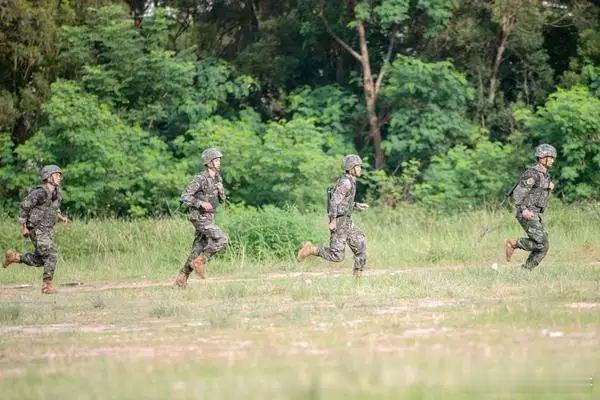 近日，武警广西总队北海支队组织官兵开展实弹射击训练，此次实弹射击训练包含自动步枪