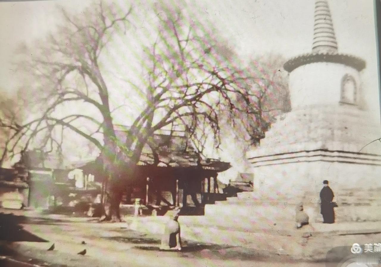 这是呼和浩特市七大召之四的隆寿寺（乃莫齐召）新旧照片。乃莫气召座落在玉泉区原民市