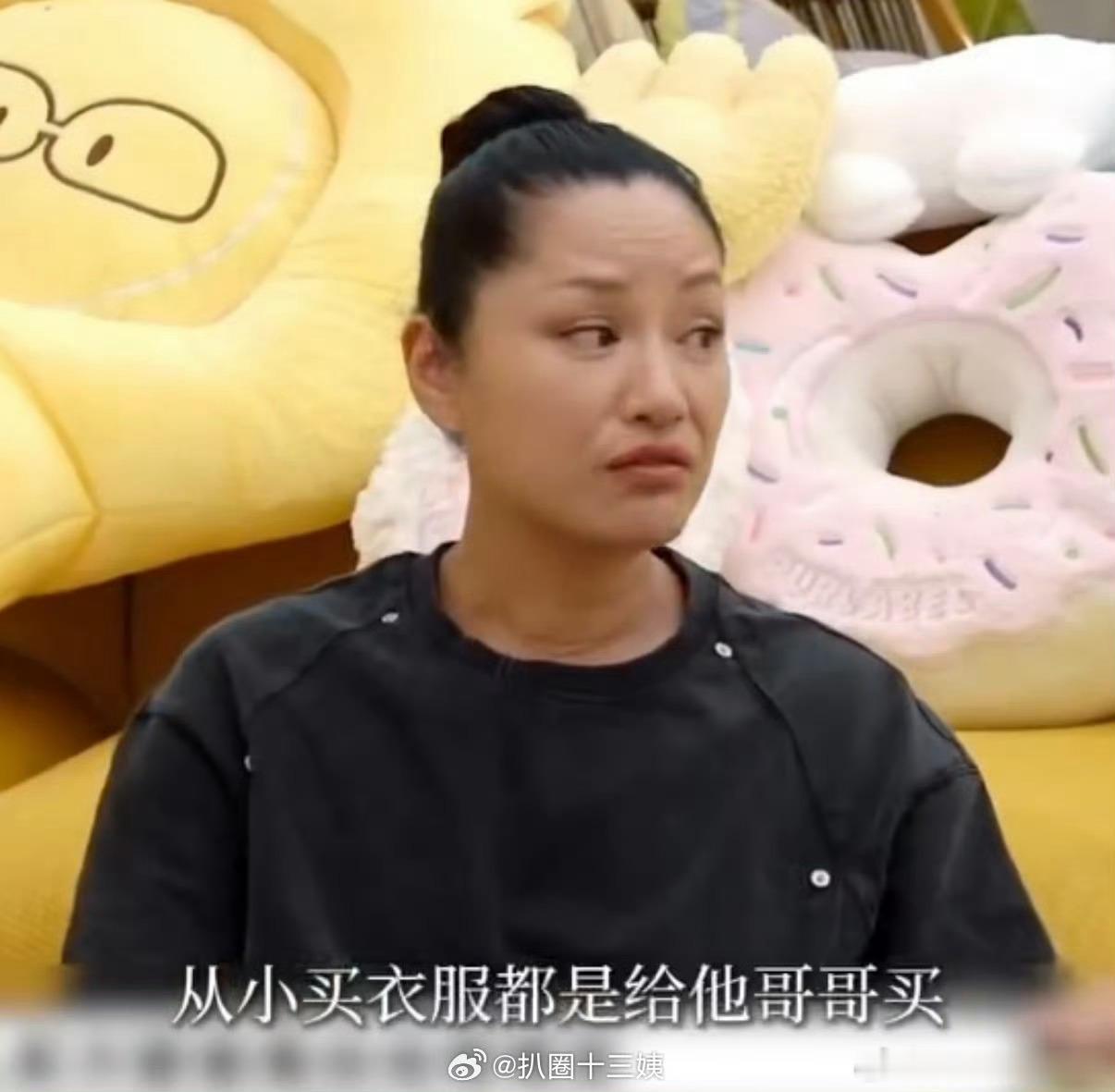 胡兵看到瞿颖哭想妈妈了瞿颖为胡兵童年的遗憾落泪，胡兵看着她哭，想起妈妈。三十多年
