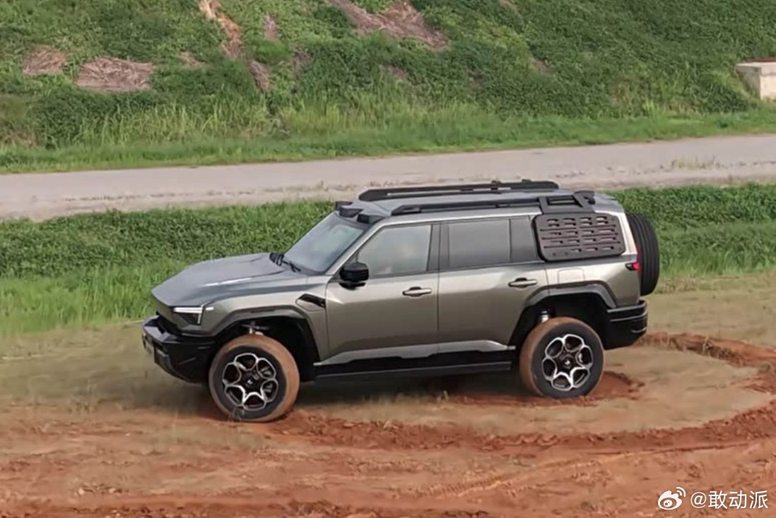 工信部发布强制性国标报批稿，明确2027年1月1日起新车不得搭载半幅式方向盘。该