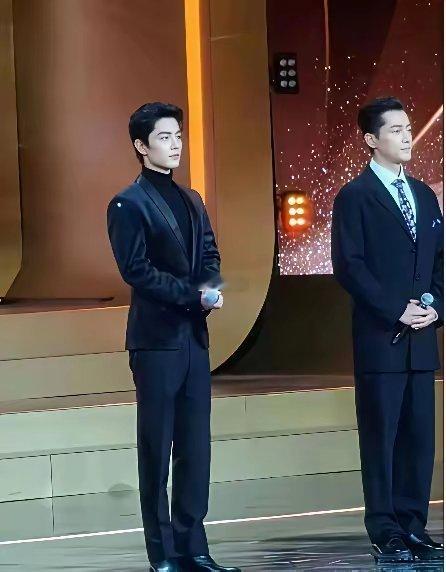 我终于想明白了，肖战和胡歌的根本区别，不在身高，不在长相。一种是肖战这种，皮相骨