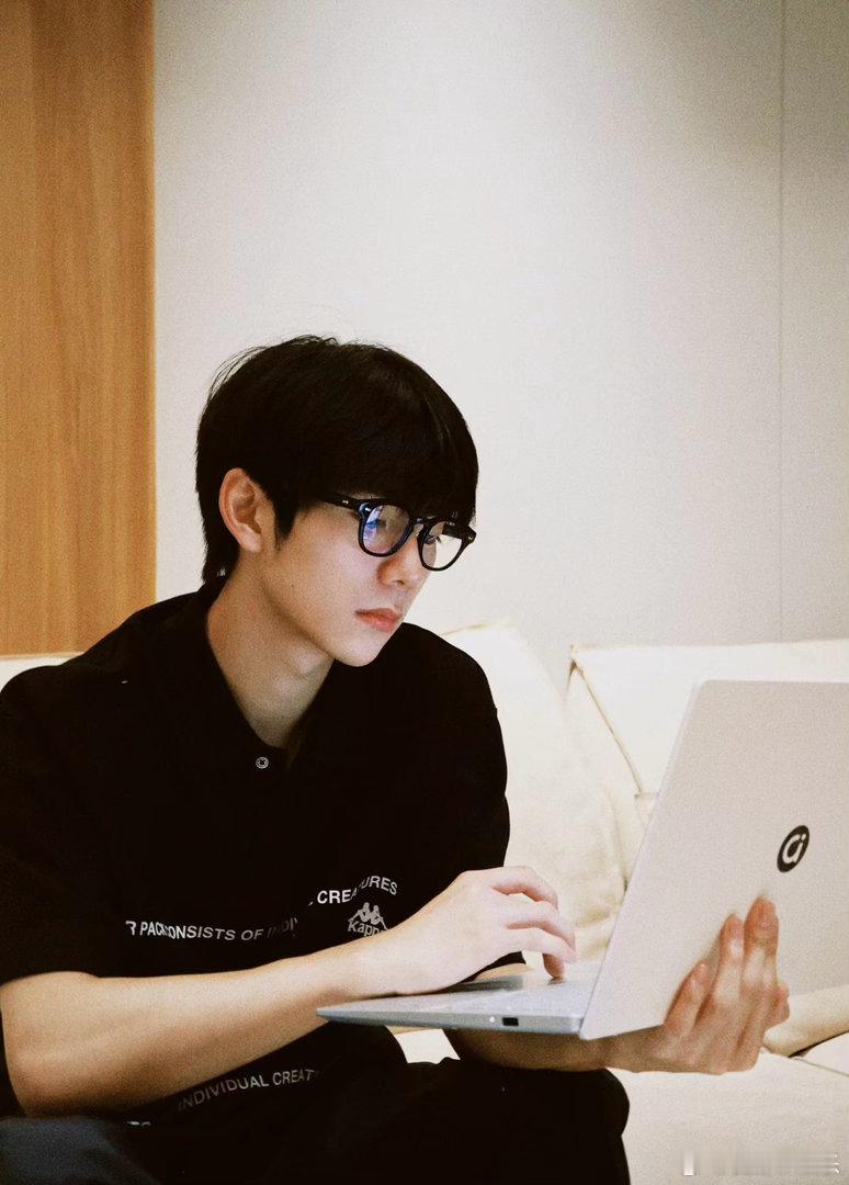 刘家祎演韩一墨太对味了刘家祎这张脸天生适合演悬疑 韩一墨选角封神！刘家祎的阴郁藏