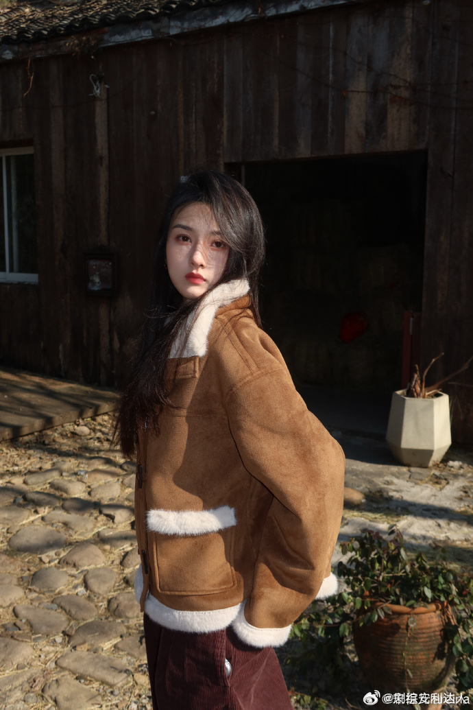 宋祖儿说摸摸小马头万事不用愁宋祖儿马年摸马头live图 马年就要看宋祖儿摸马头！