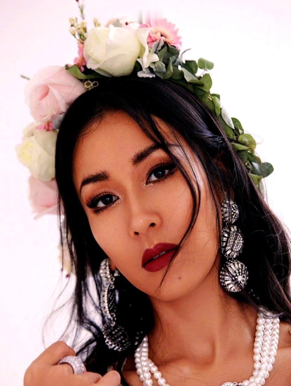 自从在中国好声音成名的吉克隽逸最近被网友疯狂吐槽，原因竟然是因为她立了多年的“卖
